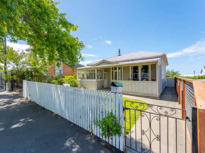 87 Avenue Road, West End