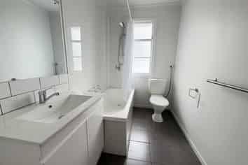 (upper rig/539A Featherston Street, Roslyn