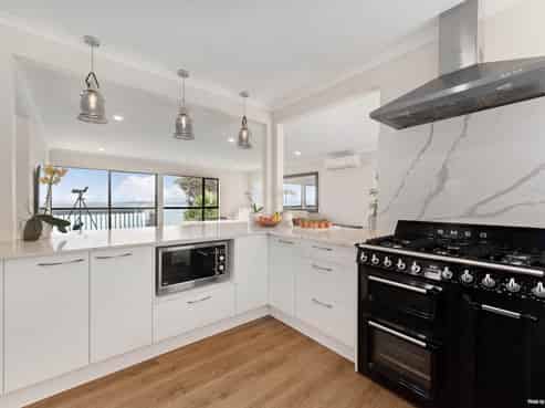 827 Whangaparaoa Road, Manly