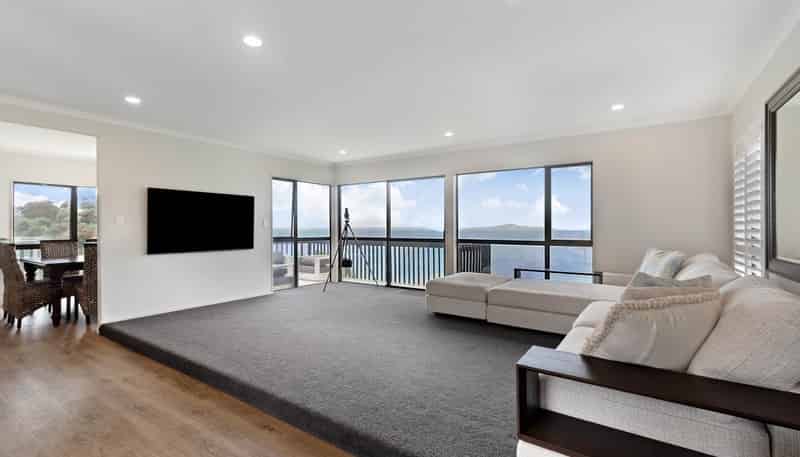 827 Whangaparaoa Road, Manly