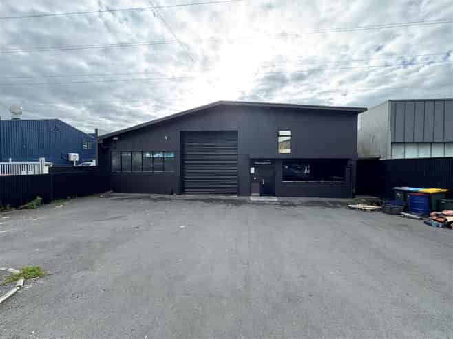 CBRE | 633sqm Mt Wellington Standalone