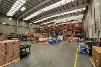 Versatile industrial space, showroom and offices