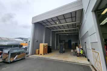 Versatile industrial space, showroom and offices