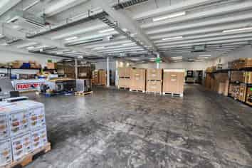 Versatile industrial space, showroom and offices