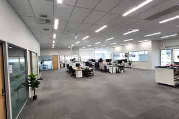 Versatile industrial space, showroom and offices