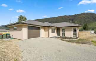 8 Lakefield Close, Kingston