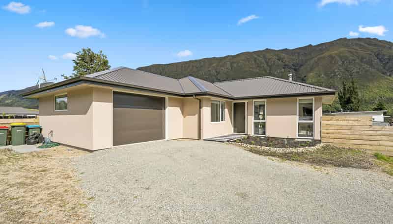8 Lakefield Close, Kingston