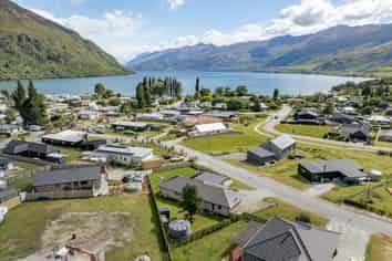 8 Lakefield Close, Kingston