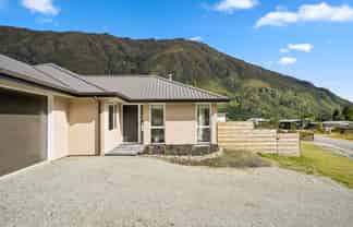 8 Lakefield Close, Kingston