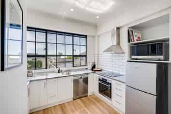 124  Queen Street East, Hastings