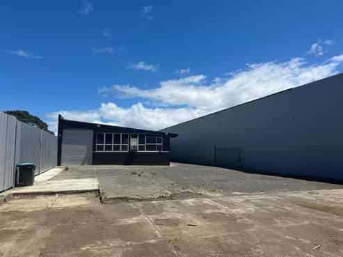 CBRE | Refurbished Warehouse + Yard