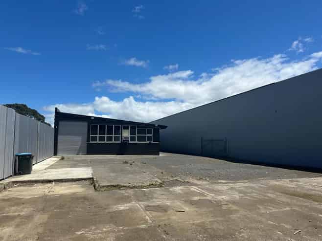CBRE | Refurbished Warehouse + Yard
