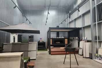 Versatile commercial space with yard