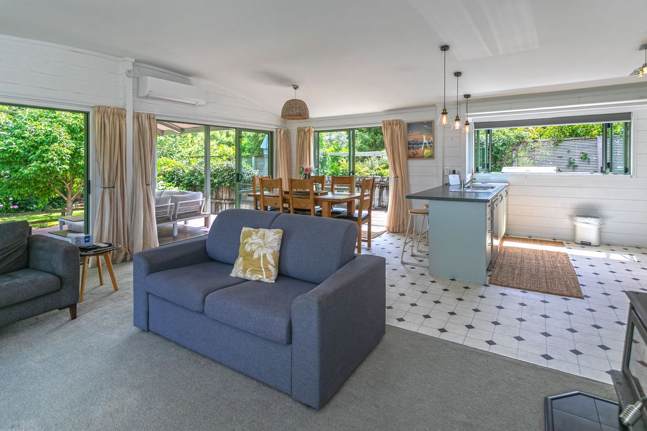 2 Minute Walk to Town - Vista 4