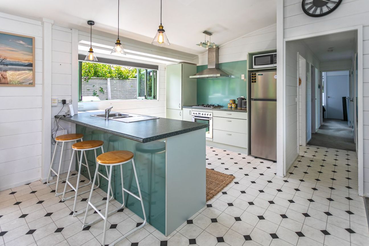 2 Minute Walk to Town - Vista 6