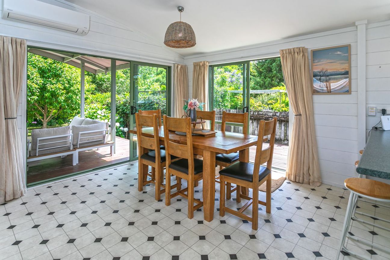 2 Minute Walk to Town - Vista 5