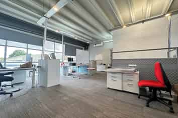 VERSATILE SHOWROOM / STORAGE / OFFICE
