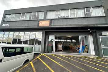 VERSATILE SHOWROOM / STORAGE / OFFICE
