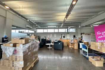 VERSATILE SHOWROOM / STORAGE / OFFICE
