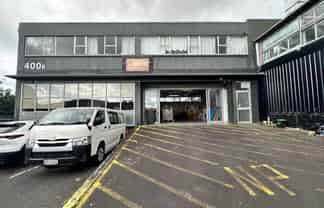 VERSATILE SHOWROOM / STORAGE / OFFICE
