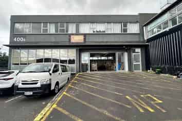 VERSATILE SHOWROOM / STORAGE / OFFICE
