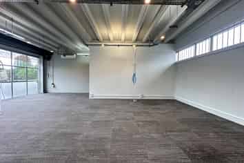 VERSATILE SHOWROOM / STORAGE / OFFICE
