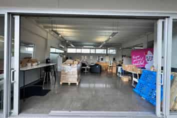 VERSATILE SHOWROOM / STORAGE / OFFICE
