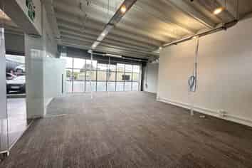 VERSATILE SHOWROOM / STORAGE / OFFICE
