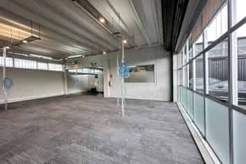 VERSATILE SHOWROOM / STORAGE / OFFICE
