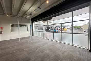 VERSATILE SHOWROOM / STORAGE / OFFICE
