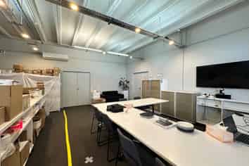 VERSATILE SHOWROOM / STORAGE / OFFICE
