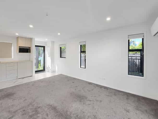 4/17 Pearce Crescent, Taita