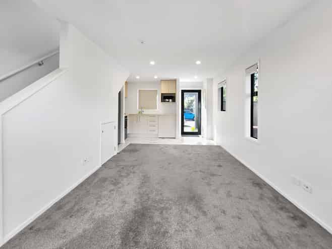 4/17 Pearce Crescent, Taita