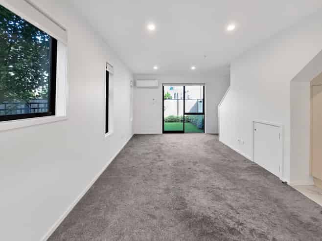 4/17 Pearce Crescent, Taita