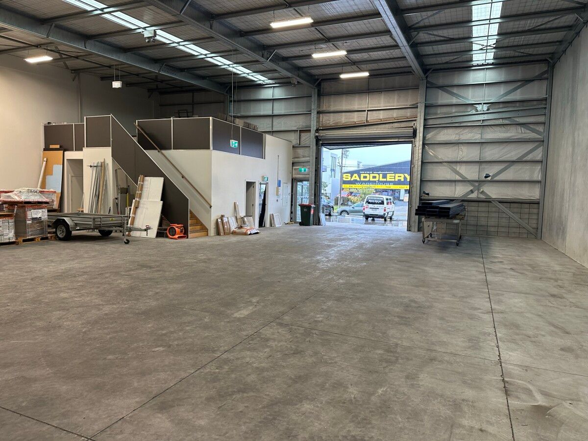 Hurlstone Drive Warehouse - Mehr