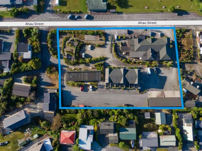 Prime lakeside hotel with development potential