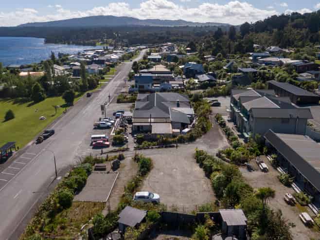 Prime lakeside hotel with development potential