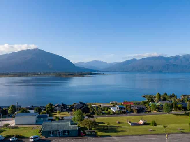 Prime lakeside hotel with development potential