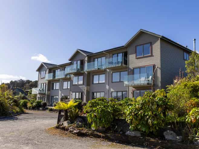 Prime lakeside hotel with development potential