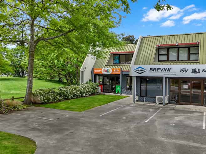 High-profile office/warehouse opportunity