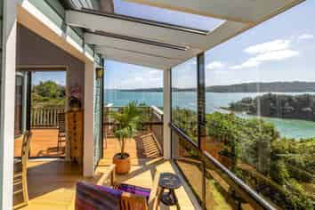 63 Kennedy Point Road, Surfdale