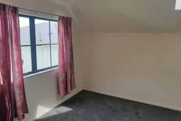 32 Firth Terrace, Karori