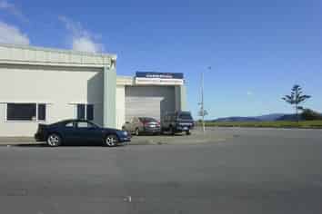 Clean large corner warehouse in Seaview.