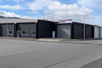 Clean large corner warehouse in Seaview.