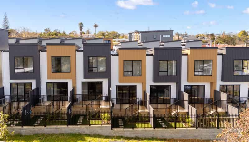 2-4,5-6,10/42 Captain Scott Road, Glen Eden