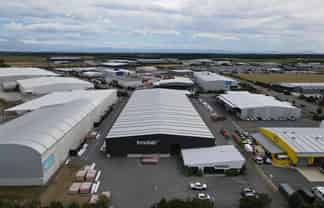 High-stud Izone warehouse featuring gantry cranes
