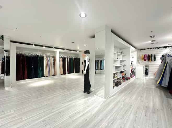 HUGE EXPOSURE, DISCOUNTED RENT
