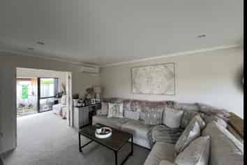 4/9 Fuller Close, LEVIN