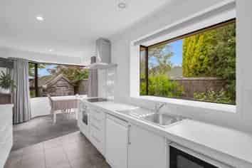 8 Parklane Place, Weston