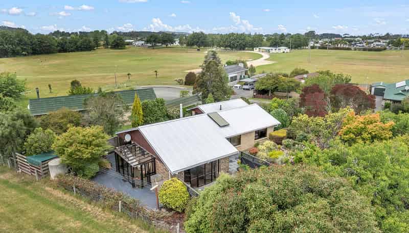 8 Parklane Place, Weston